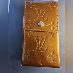 Louis Vuitton Vernis bronze Case.